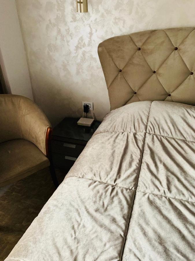 Garsoniera Lux Centru Pietonal Tirgu - Jiu Apartamento Târgu Jiu Exterior foto